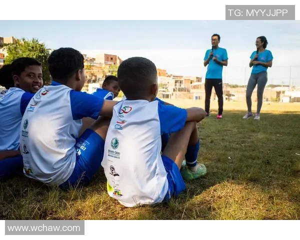 足球盛世：从绿茵场到全球文化现象的演变与影响